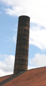 une cheminée typique d'une briqueterie à four Hofmann